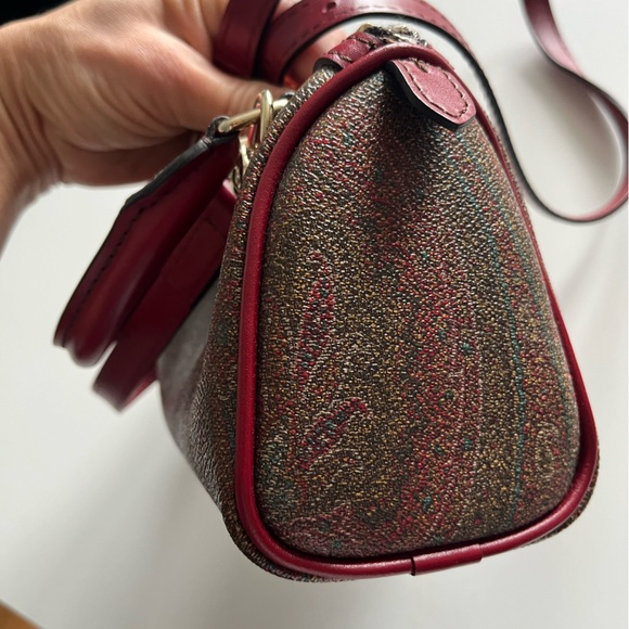 Immaculate ETRO LEATHER CROSSBODY BAG. “Etro Ski Club” hand-ticked patch.… - Picture 8 of 16